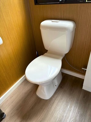 Douche, sèche-cheveux, serviettes fournies