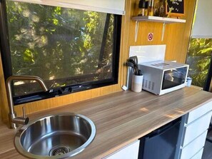 Réfrigérateur, micro-ondes, plaque de cuisson, grille-pain