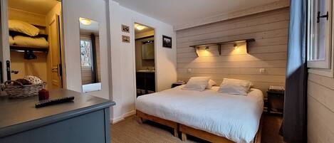 4 bedrooms, travel crib, free WiFi, bed sheets