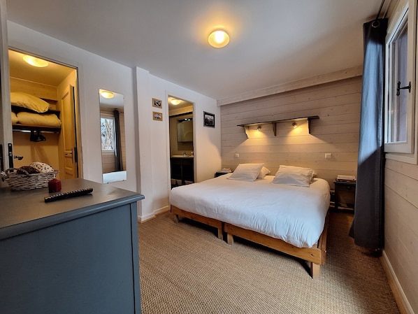 4 quartos, berço de viagem, Wi-Fi de cortesia, roupa de cama