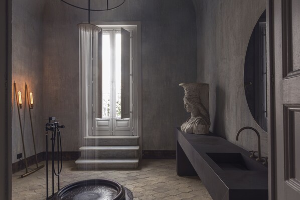 Chambre supérieure, vue sur la ville | Salle de bain | Douche, douche cascade, articles de toilette griffés, séchoir à cheveux