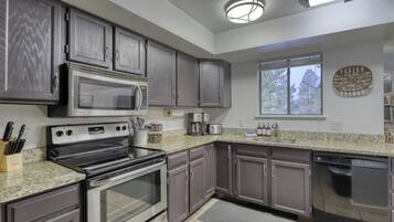 Een koelkast, een microgolfoven, een oven, een kookplaat