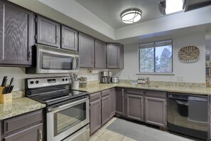 Coffee/tea maker, fridge, microwave, oven