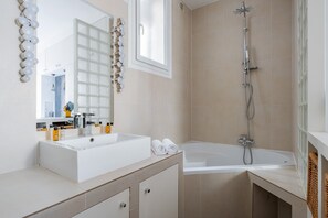 Dusche, Haartrockner, Handtücher