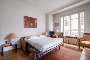 1 bedroom, WiFi, bed sheets - Flowers from Paris, by Veeve (Paris)
