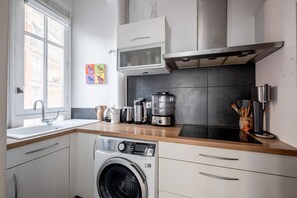 Fridge, oven, stovetop, dishwasher - Flowers from Paris, by Veeve (Paris)