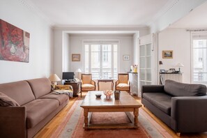 TV - Flowers from Paris, by Veeve (Paris)