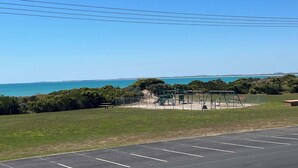 Un parking avec une aire de jeux et une vue sur la mer.