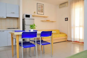 Estudio, balcón, vista al océano | Interior