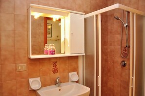 Estudio, balcón, vistas al mar | Baño