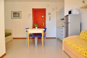 Estudio, balcón, vista al océano | Sala de estar