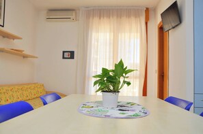 Estudio, balcón, vistas al mar | Restauración