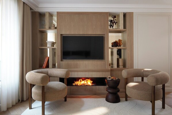 Saint Martin IV | Living area | Flat-screen TV, Netflix, books, streaming services - HIGHSTAY - Luxury Serviced Apartments - Centre Pompidou (Paris)