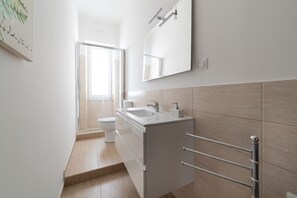 Dusj, hårføner, bid é og håndklær