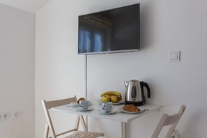 Estudio clásico, balcón, vista al mar | Wifi gratis y ropa de cama