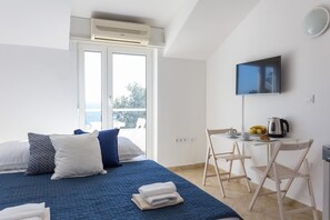 Estudio clásico, balcón, vista al mar | Wifi gratis y ropa de cama
