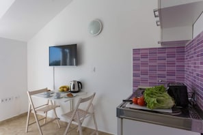 Classic-studio, parveke, merinäköala | Ilmainen Wi-Fi, vuodevaatteet