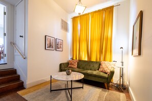 Suite, Ensuite (The Drawing Room) | Lounge - The Downtown Abbey (San Marcos)