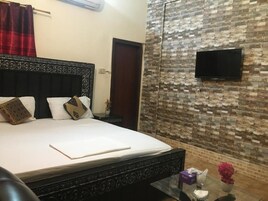 Deluxe Double Room | Desk, soundproofing, iron/ironing board, free WiFi