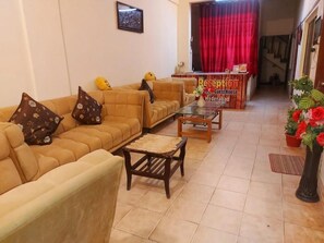 Lobby sitting area - Embassy inn Guest House Hyderabad (Hyderabad)