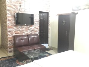 Deluxe Double Room | Desk, soundproofing, iron/ironing board, free WiFi - Embassy inn Guest House Hyderabad (Hyderabad)