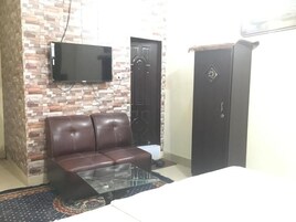 Deluxe Double Room | Desk, soundproofing, iron/ironing board, free WiFi
