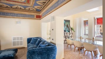 Urbanicooh Garisenda | Area soggiorno | TV a schermo piatto, pavimenti riscaldati