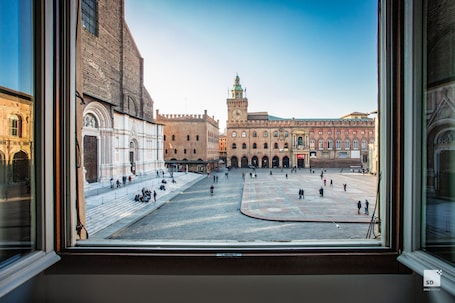 Urbanicooh Garisenda | Living area | Flat-screen TV, heated floors