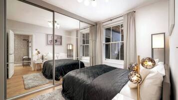 1 habitación, tabla de planchar con plancha y cuna de viaje