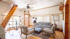 Cottage, Private Bathroom (The Library) | Lounge
