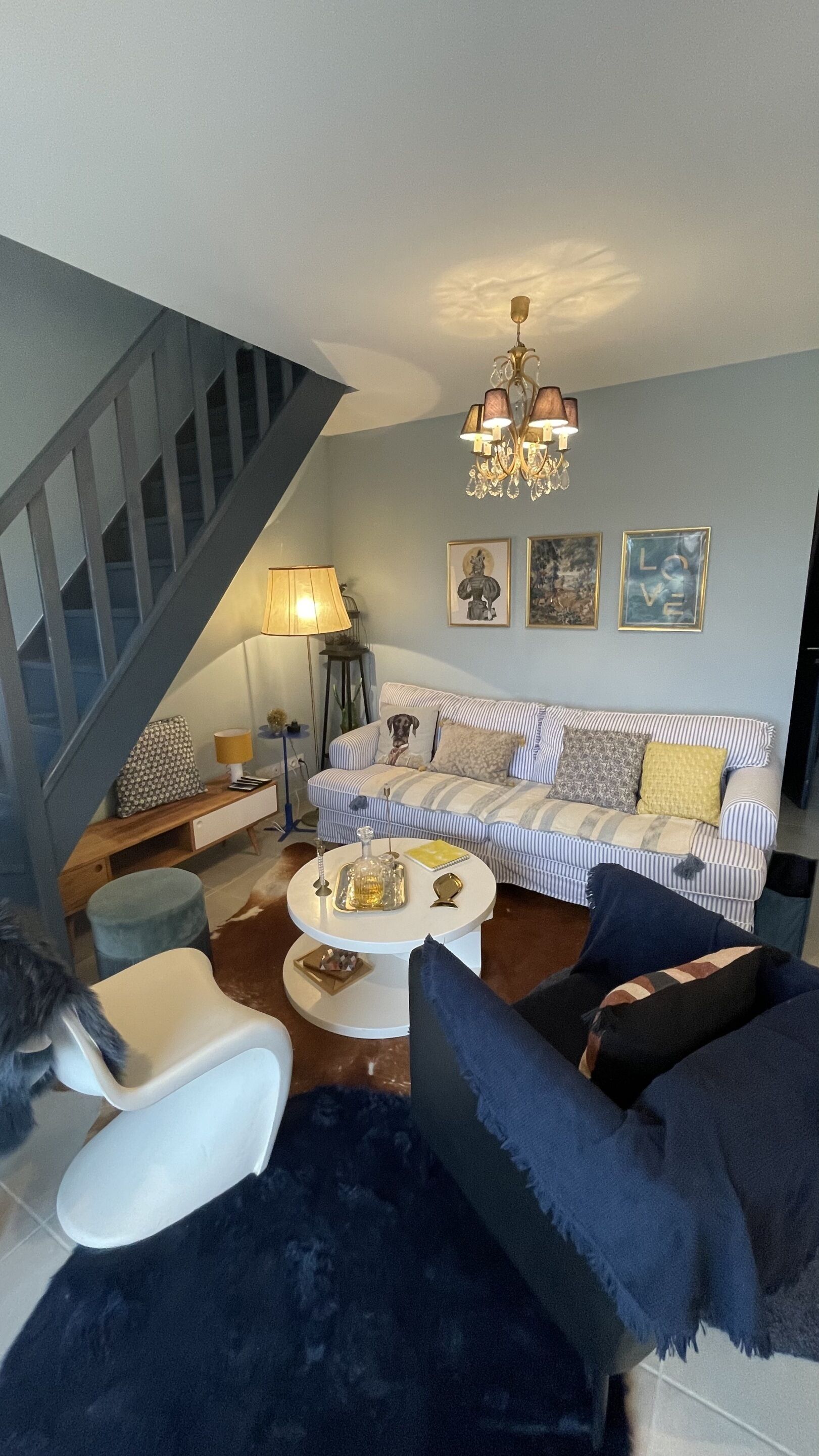 TV connectée, livres, chaîne hi-fi