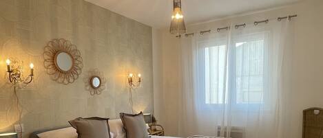 3 間睡房、房內夾萬、書桌、熨斗/熨衫板