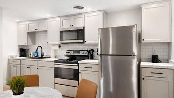 KylskÄp, mikrovÄgsugn, ugn och spishÀll