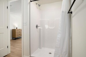 Sèche-cheveux, serviettes fournies, papier toilette