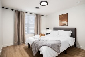 2 slaapkamers, een bureau, een strijkplank/strijkijzer, gratis wifi