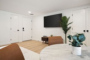 Dining - The Silo 8 - Modern 2BD in a Quiet Neighborhood (Morton)