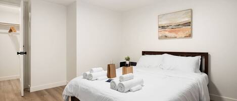 2 makuuhuonetta, työpöytä, silitysrauta/-lauta, ilmainen Wi-Fi