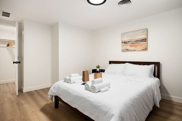 2 slaapkamers, een bureau, een strijkplank/strijkijzer, gratis wifi