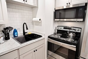 Een koelkast, een magnetron, een oven, een kookplaat