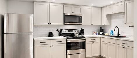 ثلاجة، ميكروويف، فرن، موقد طهي مسطح