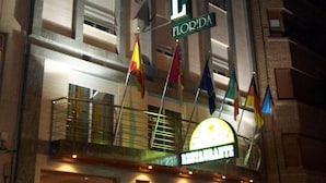 A hotel with a prominent sign reading 'HOTEL FLORIDA' and a restaurant sign below it. - Hotel Florida (Albacete)