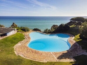 Seasonal outdoor pool, open 9:00 AM to 6:00 PM, pool loungers - Prainha Family Holidays (Portimão)