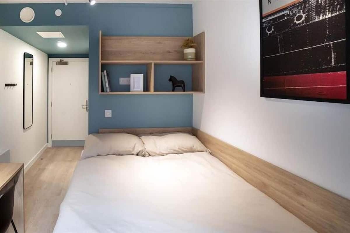 Free WiFi, bed sheets