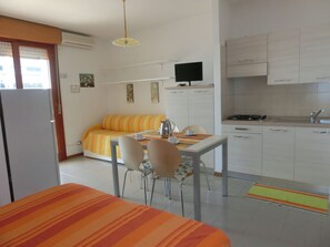 Estudio, balcón, vista al océano