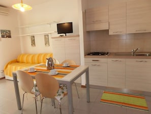 Estudio, balcón, vista al océano | Interior