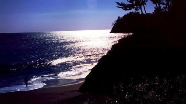 A beach with a cliff and ocean. - Akatsukien (Kitaibaraki)