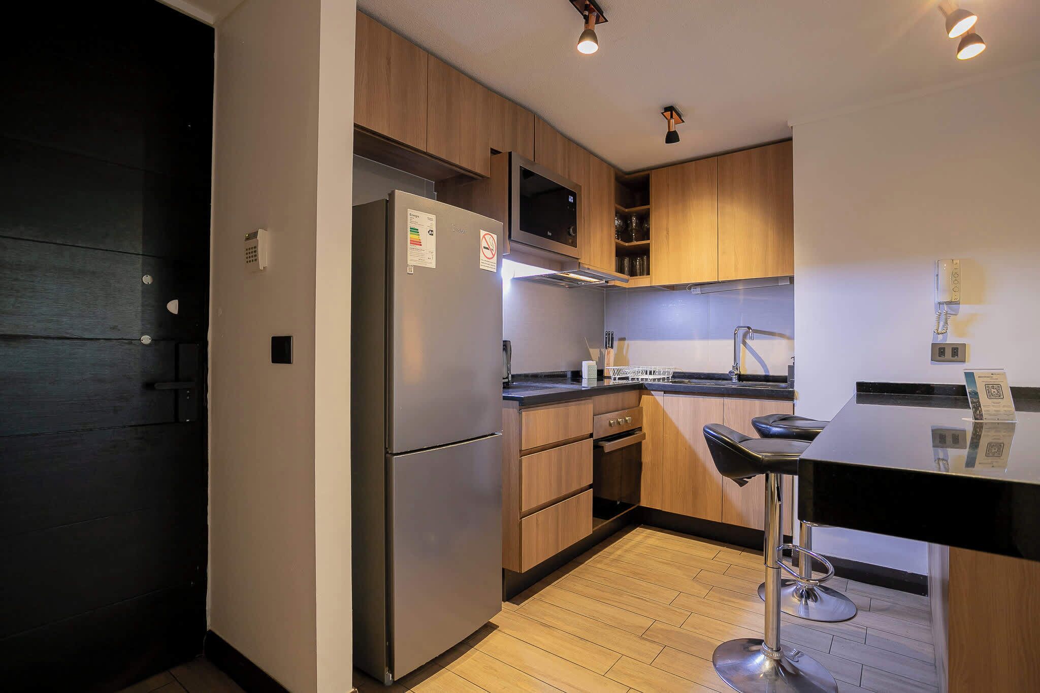 Frigorífico, microondas, horno y placa de cocina