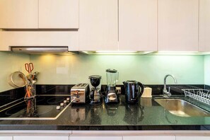 Coffee/tea maker, fridge, microwave, oven - Trendy Apartment Las Condes | Modern City Living (Las Condes)