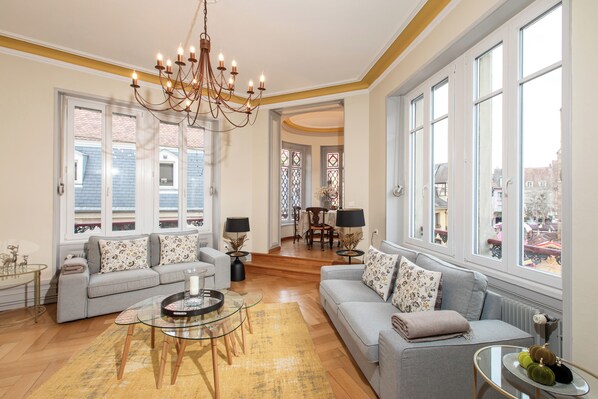 Smart TV, libri, biblioteca musicale, stampante