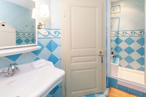 Shower, eco-friendly toiletries, hair dryer, towels - Colmar centre historique
Place des Dominicains
Alsatian Elegance Since 1894 (Colmar)